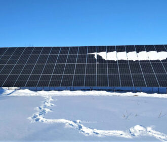 Чи варто чистити сонячні панелі від снігу?